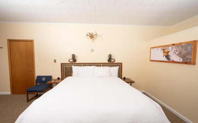 Yodeler Motel