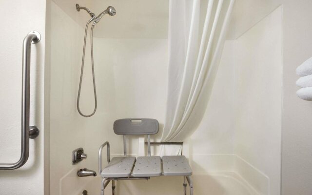 Travelodge by Wyndham La Porte/Michigan City Area