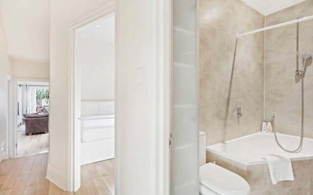 Cosy 2bed Skylight Apt W/patio in Clapham Junction