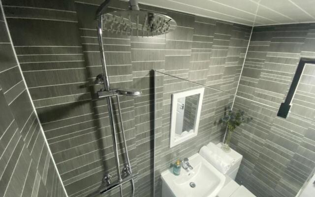 Stunning 4-bedroom Cabin With Hot Tub in Beattock!
