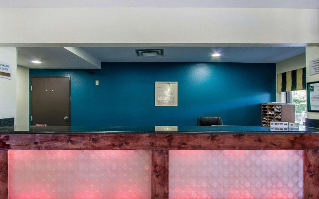 Econo Lodge Inn & Suites