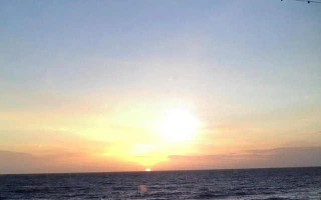 Sea View Modern Apartment - Sleeps 2