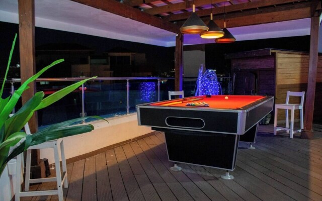 8-bdr Penthouse With A Private Rooftop & Jacuzzi