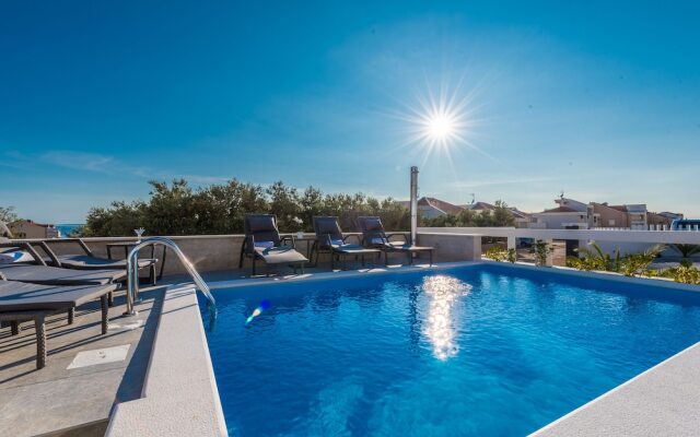 Apartments with Pool Villa Zora