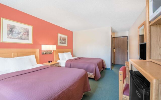 Super 8 by Wyndham Grand Rapids