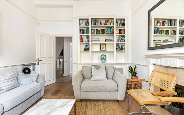 Bright Home Near Little Venice