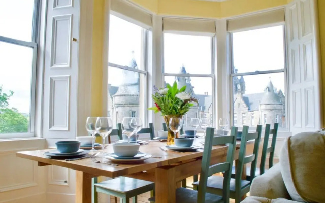 Bright, Spacious 4 Bedroom Apartment In the Old Town, Edinburgh