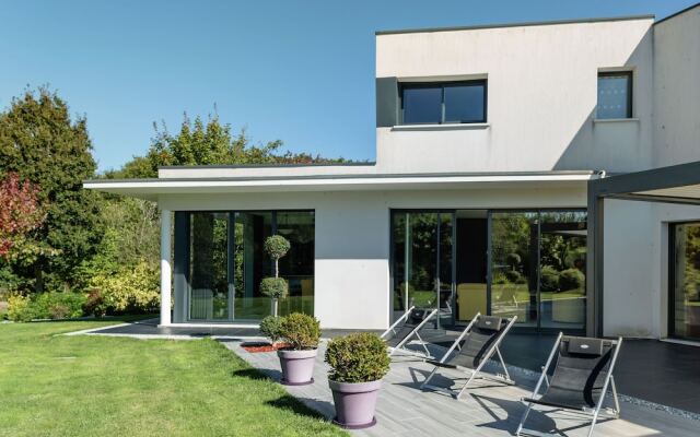 Welcoming Villa in Fouesnant With Swimming Pool