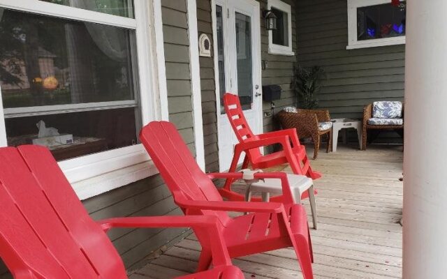 Colonial Charm Inn