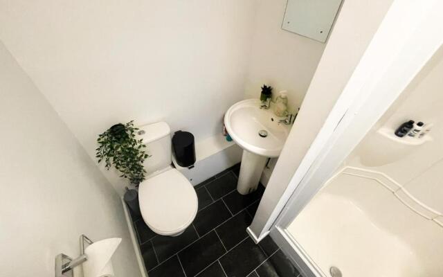 Canterbury Modern 6 Bedroom House with Hot Tub