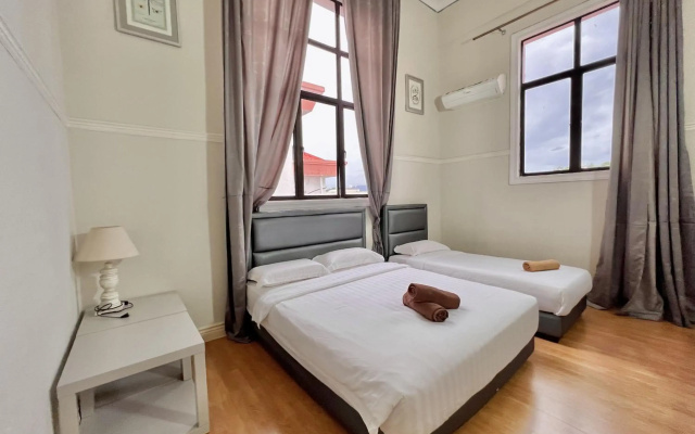 PENTHOUSE MARINA COURT VACATION HOME 5 BEDROOMS KOTA KINABALU 15pax