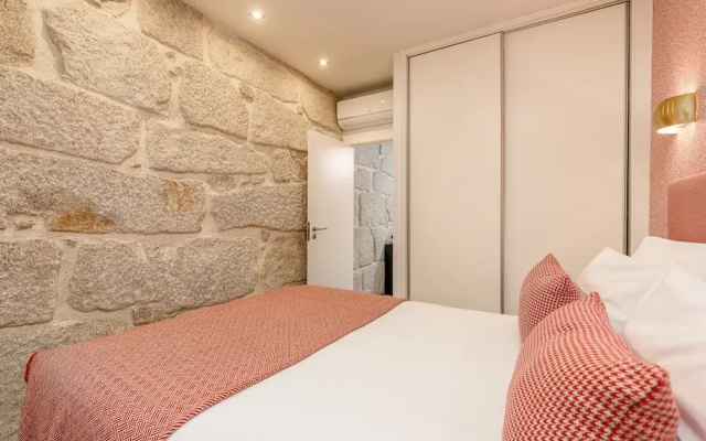Charming Riverview Apartment in Porto