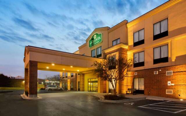 La Quinta Inn & Suites by Wyndham Springfield Airport Plaza