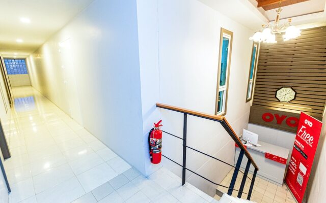 OYO 380 Jomthong Mansion