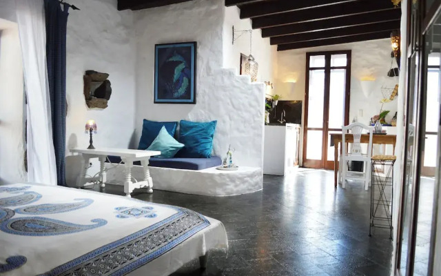 Stylish Getaway With Secluded Patio in Lava Finca