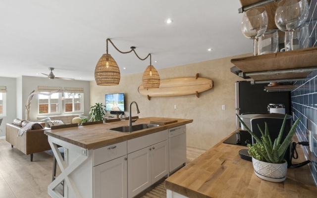 2BR Apt with Extended Deck Frontyard