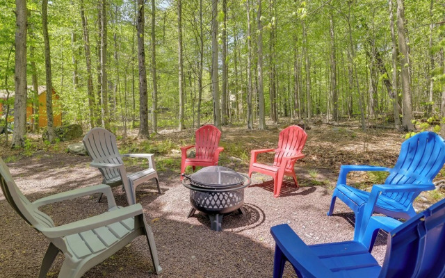 Fire Pit, Kayak & Gas Grill: Pocono Lake Home!