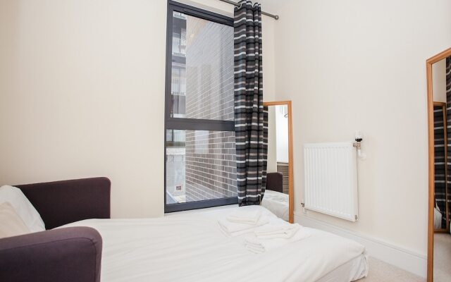 Modern 2 Bed Apartment Close to Canary Wharf