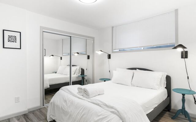 Hillside in Seattle - well appointed