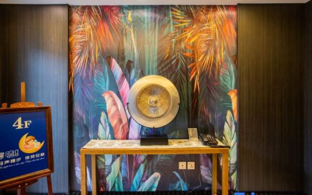 Crystal Holiday Theme Hotel