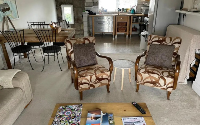 Seaviews oodles of charm sleeps 5 with guest beds