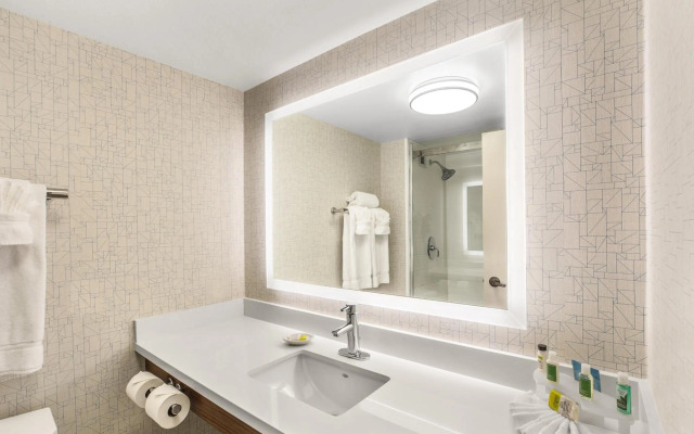 Holiday Inn Express & Suites Tacoma by IHG