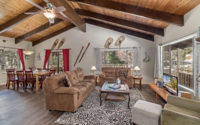 Maple Leaf Lodge 3 Bedroom Home by NW Comfy Cabins by RedAwning