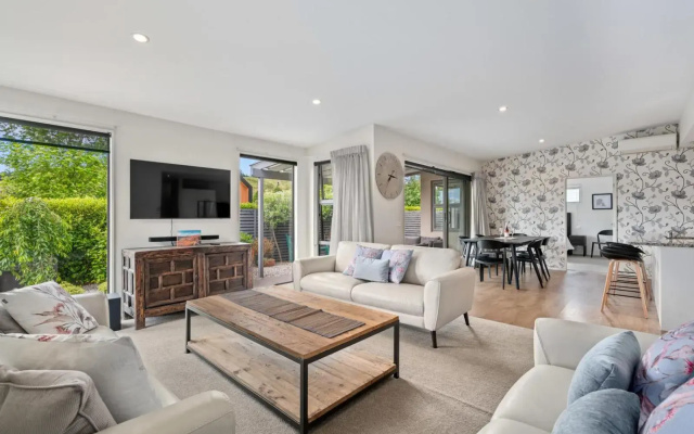 Urban Oasis - Wanaka Holiday Home