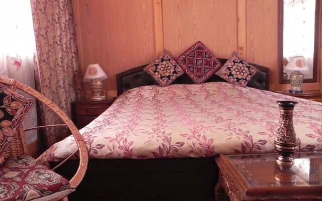 Shabrose Heritage Houseboats