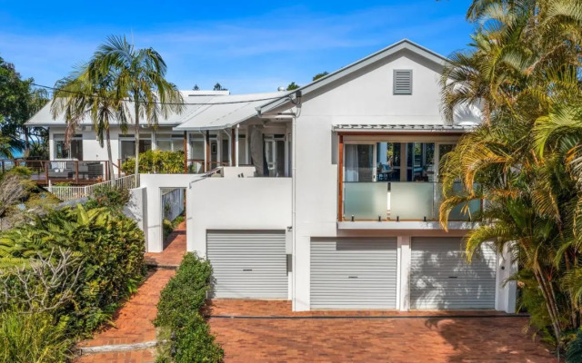 A Tropical Family Oasis in Sunshine Beach