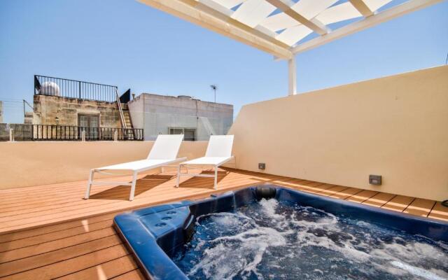 Elegant 4-bedroom Sliema Town House with Jacuzzi