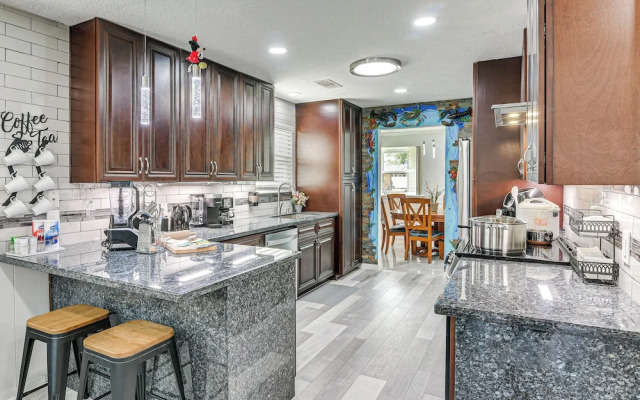 Galveston Group Getaway ~ 2 Blocks to Beach!