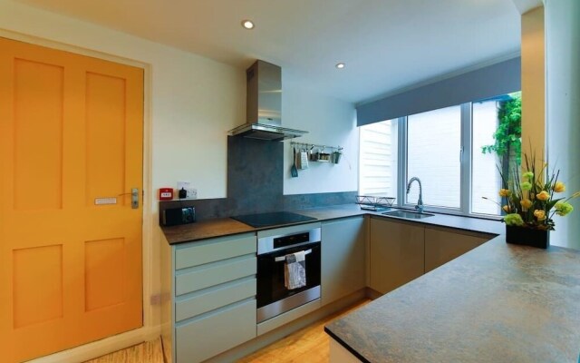 Bright and Spacious 1 Bed Flat With Garden