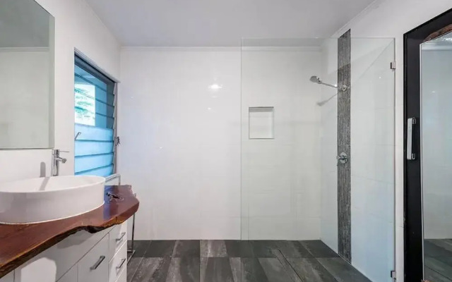 4 BDRM Pet Friendly Home 200m to Creek