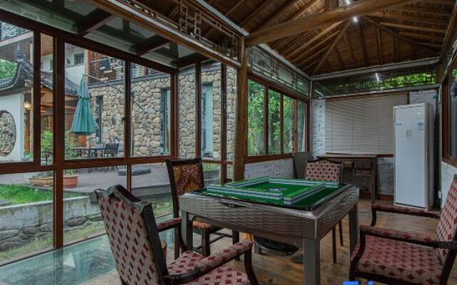 Anji Double Fish Hall Hot Spring Resort B&B (Longwangshan Canyon Drift Shop)