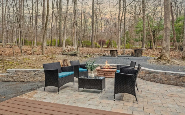 Stylish Renovated Home Open Layout, Coffee Bar + Near Hiking & Waterfalls