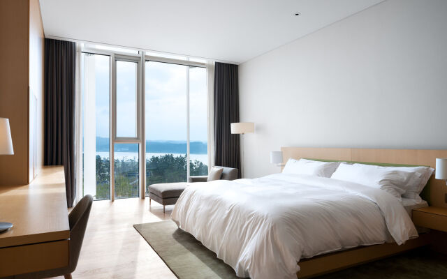 SEAMARQ Hotel
