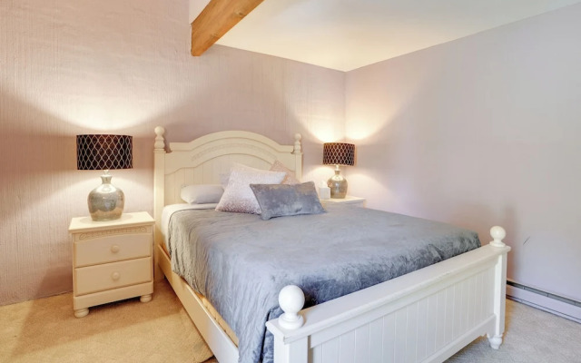 Charming Townhome - Walk to Greek Peak Mountain!