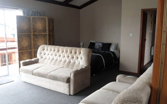 Red Tussock Motel