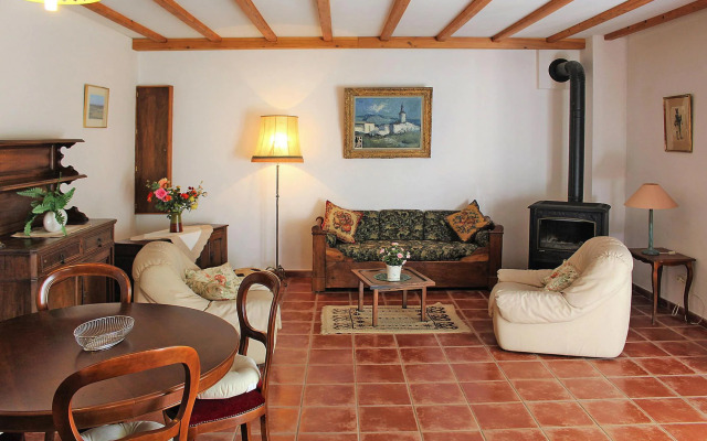Charming holiday home with private garden, Revest-du-Bion