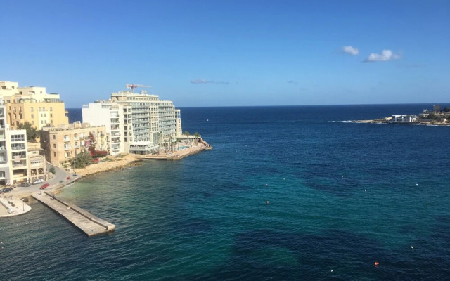 Seafront Penthouse Triplex- Roof Terrace & Hot Tub
