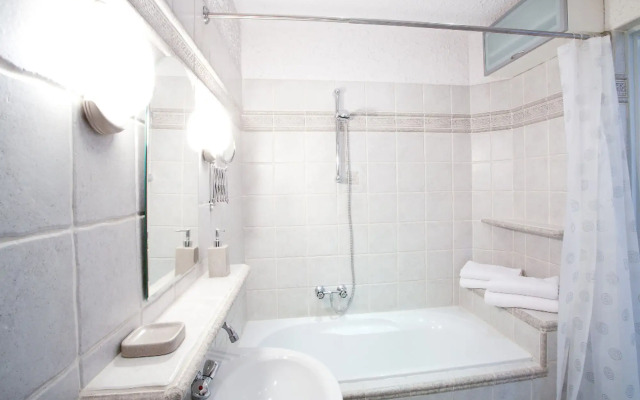 Faust and Mona Lisa Apartments