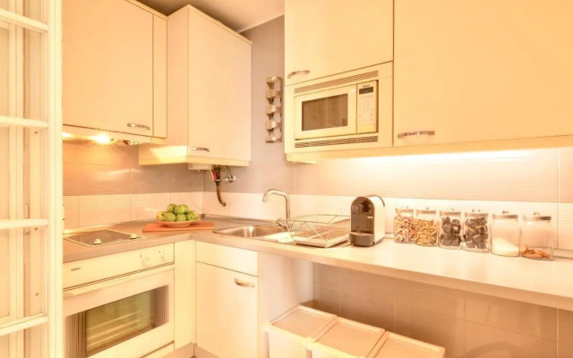 Swimming pool apartment with private parking
