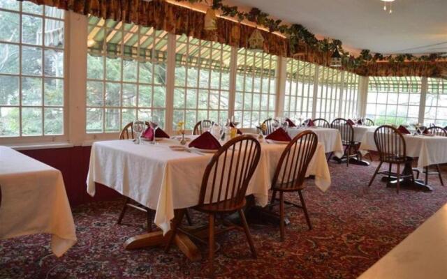 Red Rocker Inn