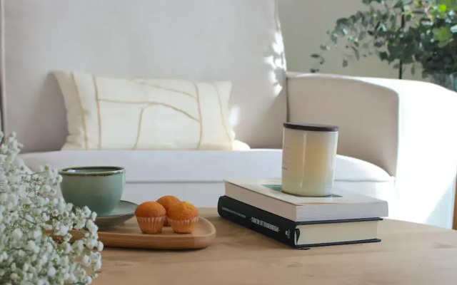 Luxury 1 Bedroom Apartment With Balcony and Pool