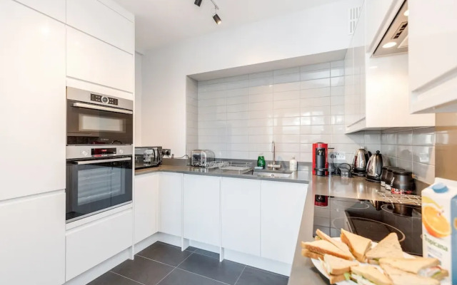 Stylish Riverview Apt with Roof Terrace