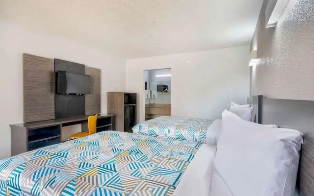 Econo Lodge Inn & Suites