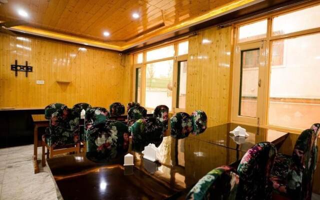 Seven Hills Hotel Srinagar