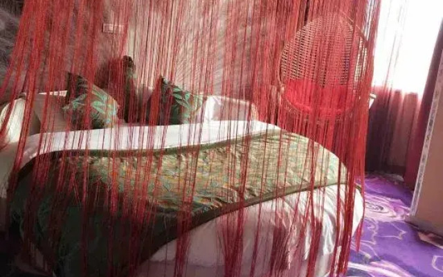 Danfeng Junlin World Theme Hotel