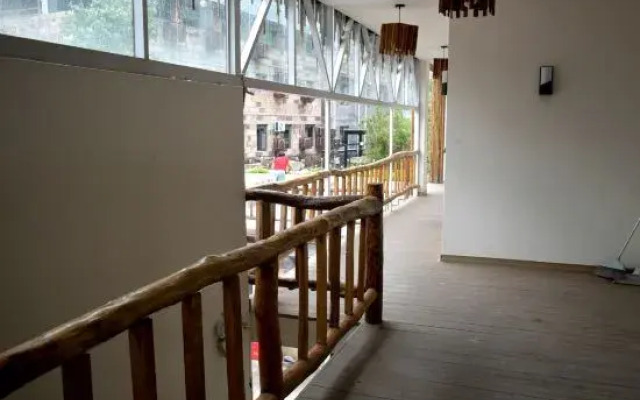 Lulujia Homestay (Shibanyan Taohuagu)